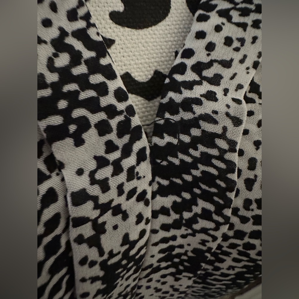 Banana Republic Black and White Patterned Blouse - Picture 10 of 10